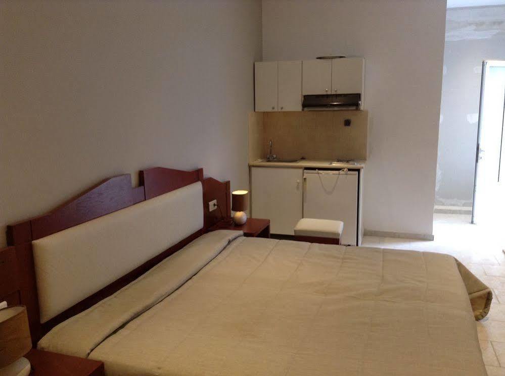 Dias Hotel Apartments Agia Marina  Exterior photo